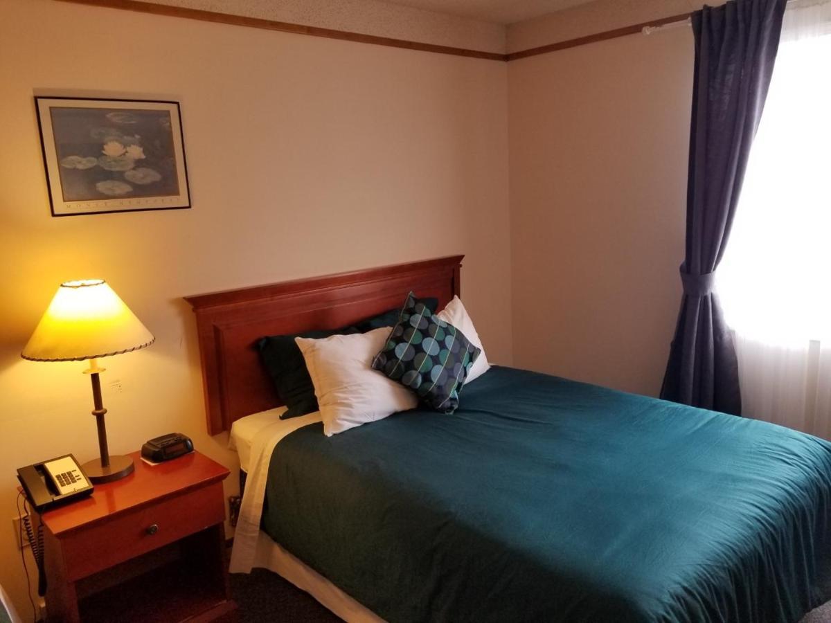 Moosomin Country Squire Inn Bagian luar foto