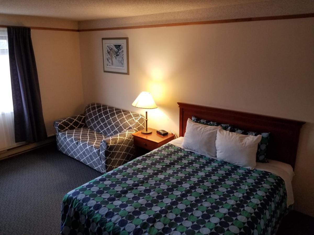 Moosomin Country Squire Inn Bagian luar foto